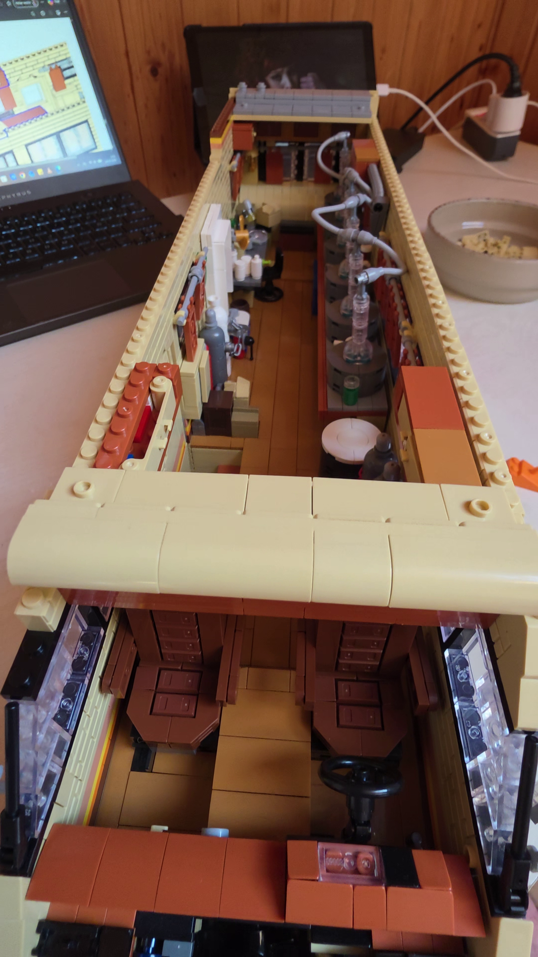 BlueBrixx Mobile Lab mit Blick auf Dach und Innenraumdetails