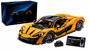 LEGO Technic McLaren P1 42172 montado junto a su caja y placa de exposición.
